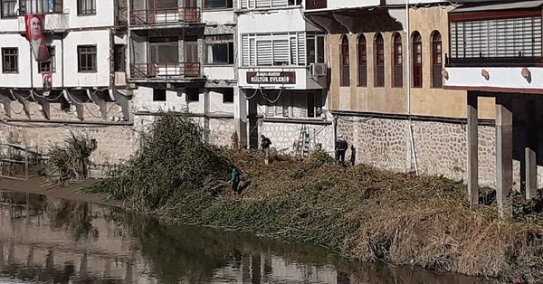 Şehrimizin simgesi Yeşilırmak’ta Temizlik İşleri Müdürlüğü .